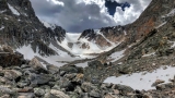 Un éboulement détruit des rochers dans le parc national des Rocheuses